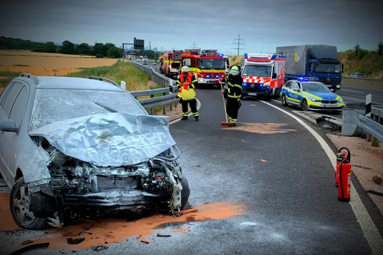 A5 Friedrichsdorf – Skoda kracht in Anpralldämpfer