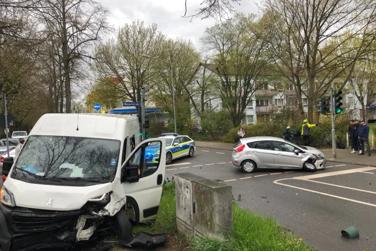 Worms -  Chaotischer Verkehrsunfall mit 2 Verletzten