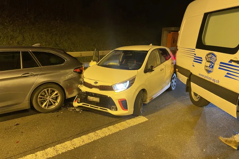 Wahnsinn auf A1 in Neuenhof AG - Autofahrer wendet Auto mehrmals auf der Autobahn um Polizeikontrolle zu entgehen!