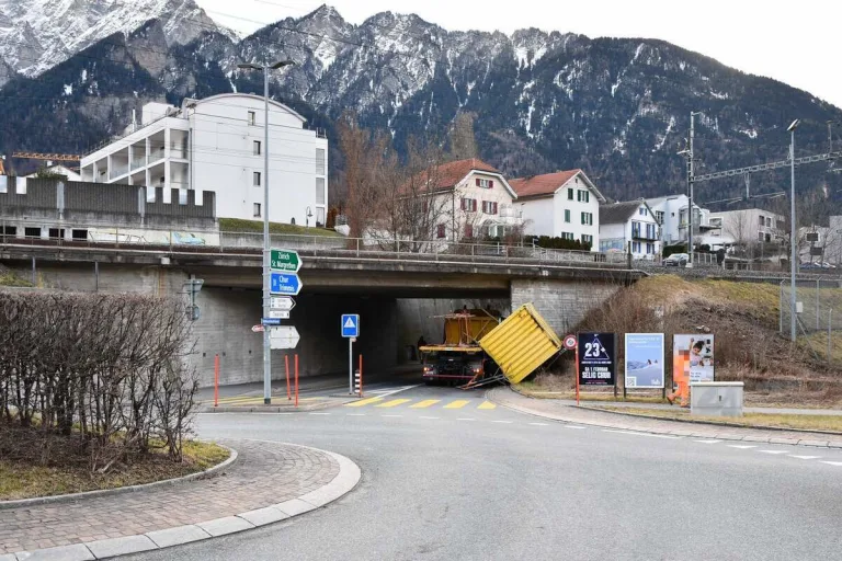 Chur GR – Ladung auf einem Lastwagen prallt gegen Bahnunterführung 