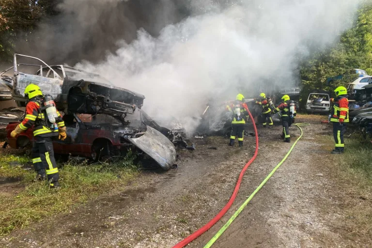 Tägerig AG - Schrottautos geraten in Brand