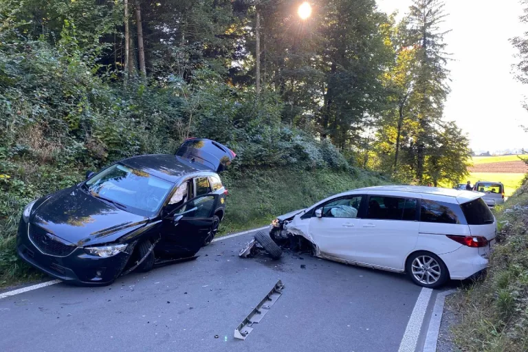 Unfall in Steinhausen ZG - Zwei Frauen nach Kollision verletzt