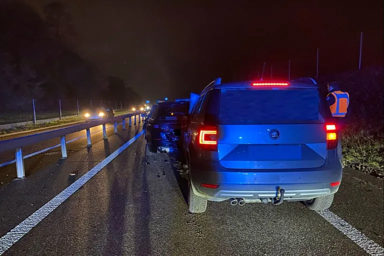 Füllinsdorf BL - Vier Fahrzeuge in Auffahrkollision verwickelt