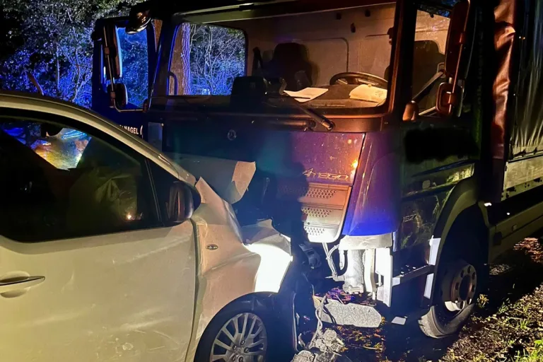 Achternmeer NI – Unfall von Pkw mit Lkw