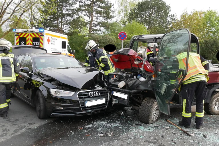 Celle – Schwerer Verkehrsunfall im Garnseeweg - zwei PKW stoßen frontal zusammen!