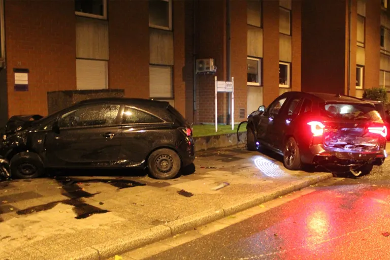 Oberhausen – BMW kracht in geparkte Autos
