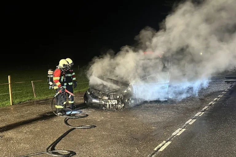 Tuggen SZ - Auto fängt während der Fahrt Feuer
