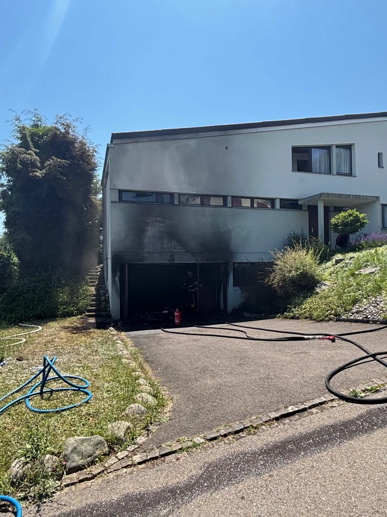 Schinznach-Dorf AG – Drei Motorräder bei Garagenbrand zerstört