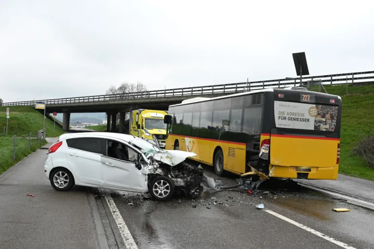  Gossau SG - Junge Autofahrerin prallt in Postauto
