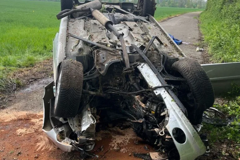 Tödlicher Unfall in Frechen – Auto prallt gegen Baum