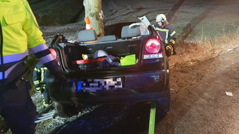 Nordkehdingen: 22-jährige Autofahrerin bei Glätteunfall schwer verletzt