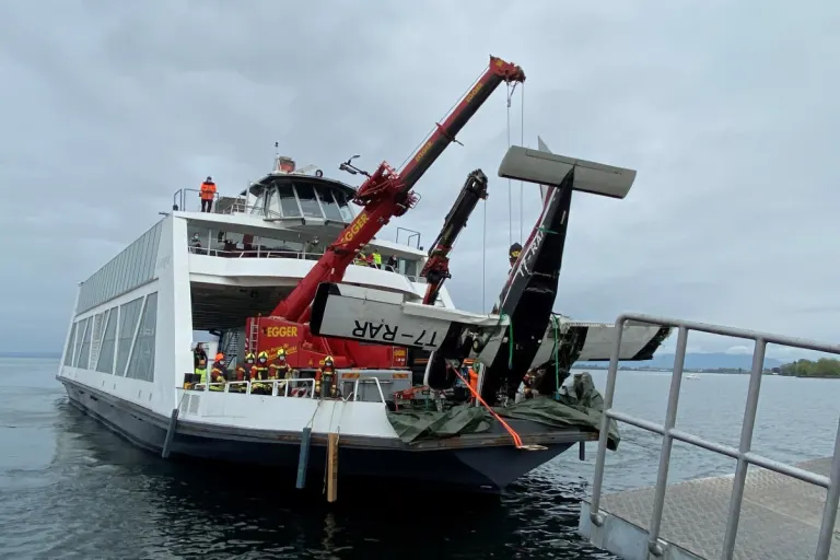Altenrhein SG - Geborgenes Flugzeug zerlegt und verladen