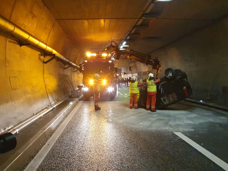 A3 Filzbach GL: Auto kracht mehrfach in Tunnelwand
