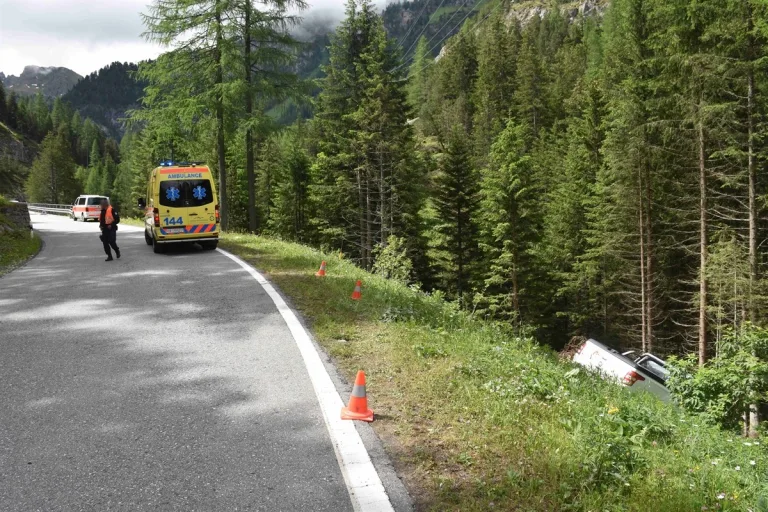 Bergün GR - Lieferwagen kommt von der Strasse ab!
