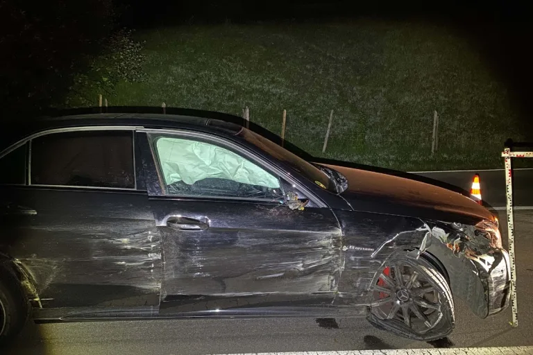 Zug - 18-Jähriger prallt mit dem Mercedes in eine Mauer