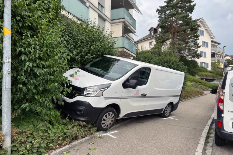 Stadt St. Gallen – Ungesichertes Fahrzeug verletzt zwei Fussgängerinnen