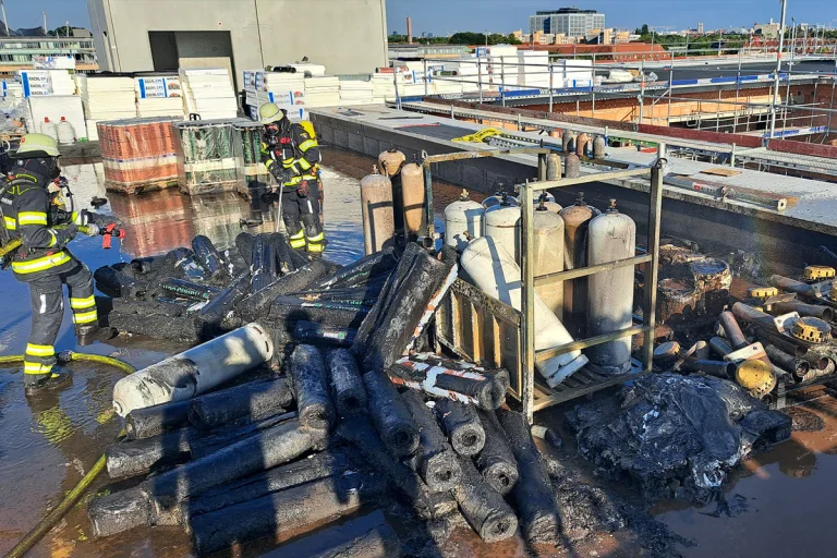 München BY – Hoher Sachschaden durch Brand auf Dachbaustelle