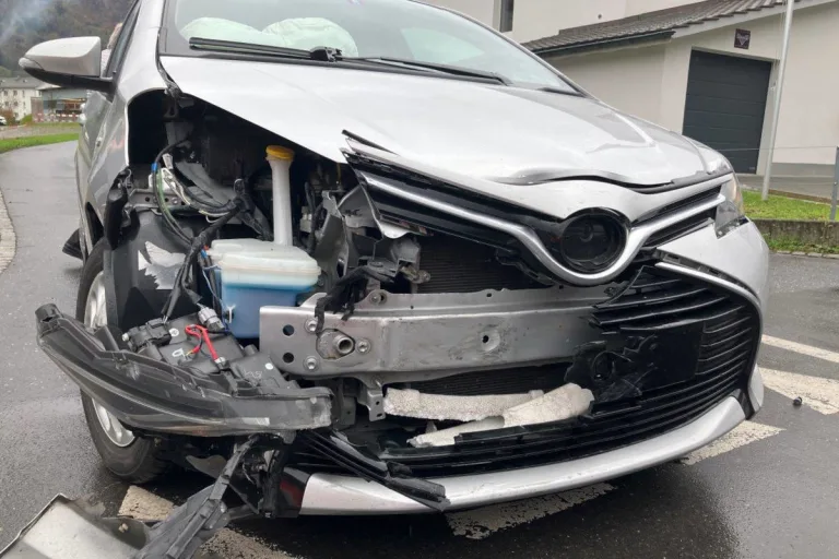 Näfels GL – Fahrzeug übersehen und beim Abbiegen Unfall gebaut