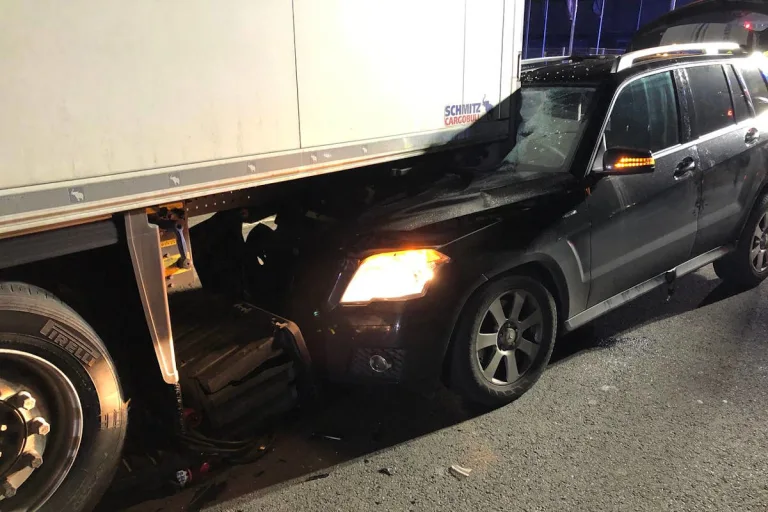 Schwerer Unfall in Wormser Innenstadt – PKW fährt ungebremst auf abgeparkten Sattelzug