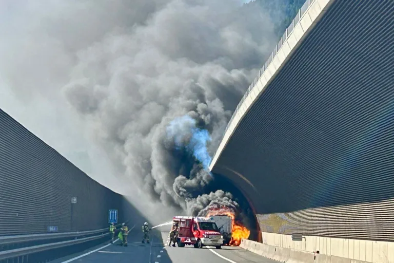 Zederhaus – Wohnmobil gerät auf A10 in Brand und sorgt für Stau