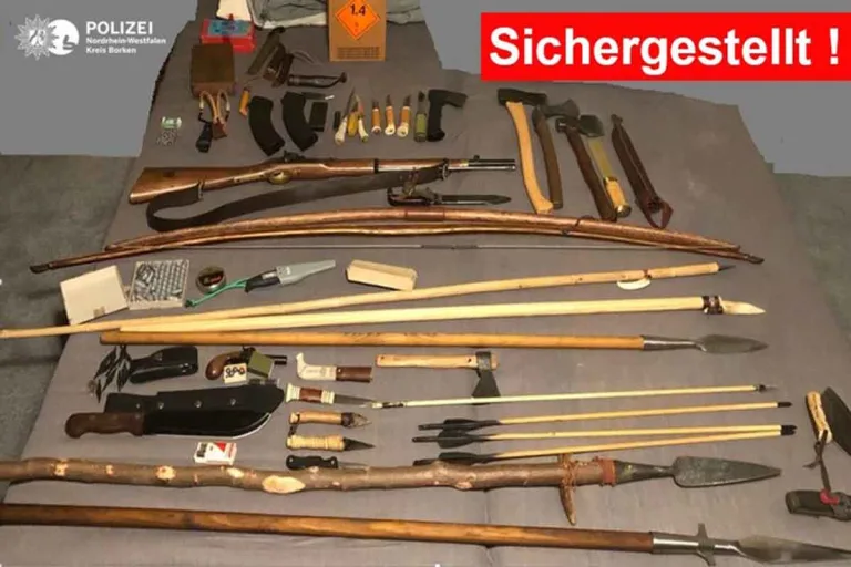 Ungewöhnliches Ergebnis einer Verkehrskontrolle in Isselburg - Zahlreiche Waffen sichergestellt