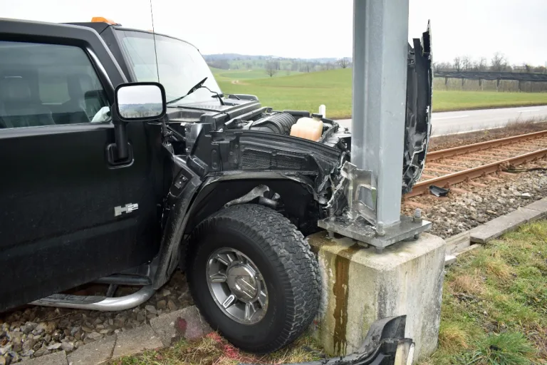 Hohenrain LU - Hummer blockiert Bahnstrecke nach Unfall