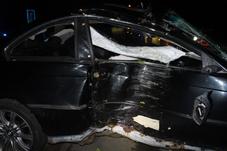 Hagen – BMW-Fahrer (20) prallt gegen Baum