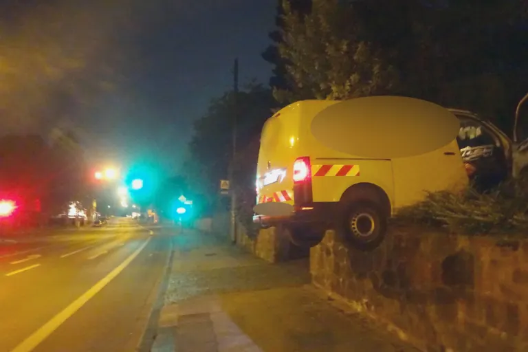 Kurioser Unfall in Witten – Fahrzeug "hängt" halb über Steinmauer