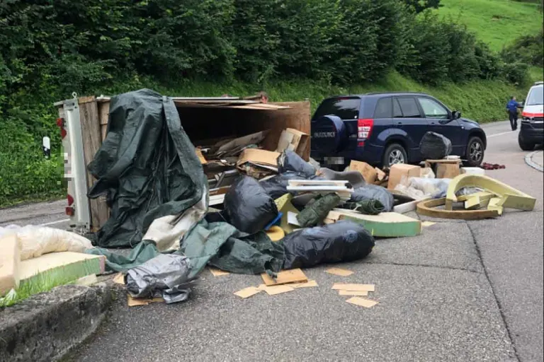 Grellingen BL - Sachentransportanhänger kippt auf die Seite