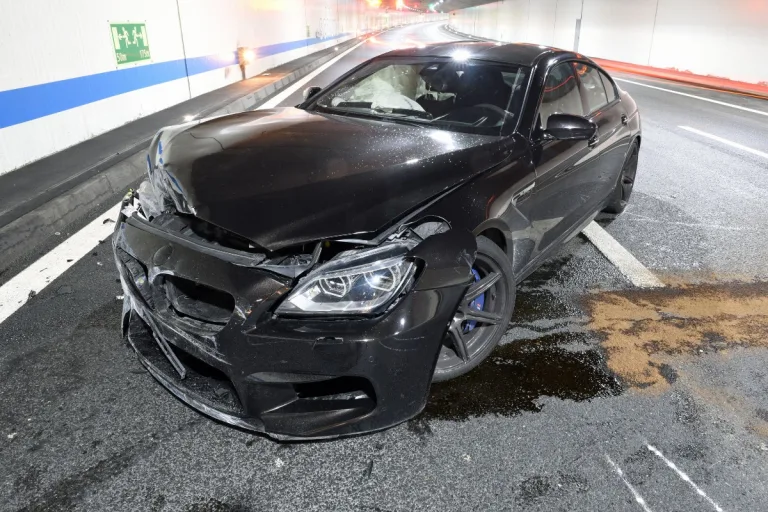 Unfall Horw LU - Auf dem Beschleunigungsstreifen der A2 im Tunnel Schlund bricht das Heck vom BMW aus