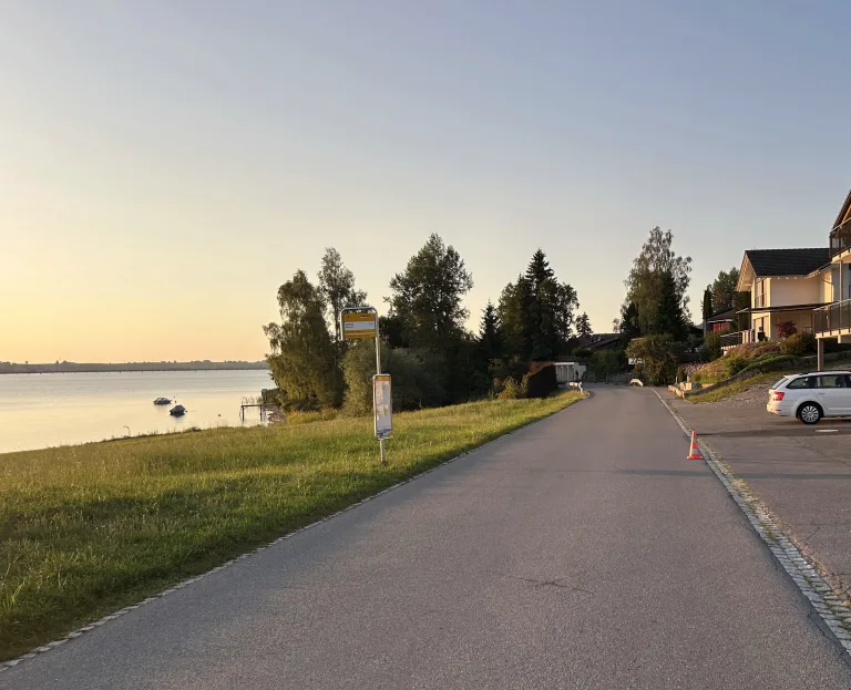 Unfall in Willerzell SZ – Postauto streift 10-jährigen Velofahrer