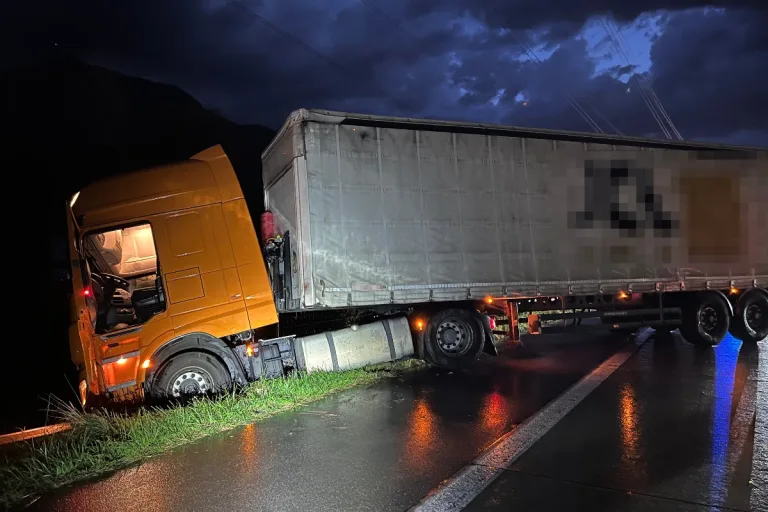 Sennwald SG - Kontrolle über Sattelschlepper verloren