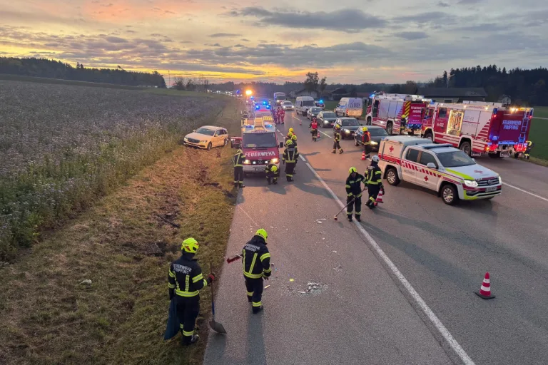 Andorf-Laab OÖ – Zwei Verletzte bei Unfall zwischen Auto und Lkw