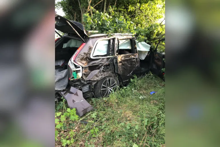 Ahlen – PKW fährt vor Baum