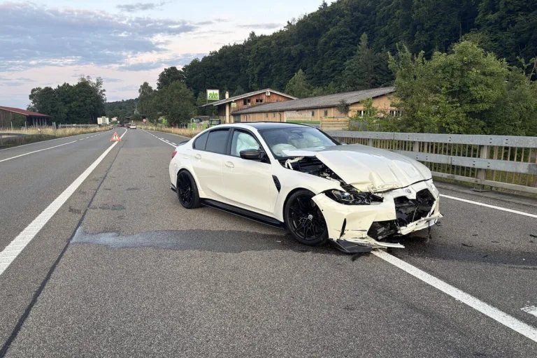 Unfall in Thayngen SH – Auto kracht in Leitplanke