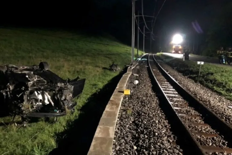 Tatroz FR – Autofahrer landet auf dem Dach