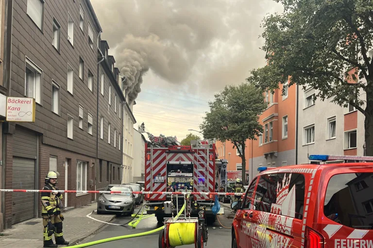 Essen NW – Massiver Kellerbrand erfordert Menschenrettung