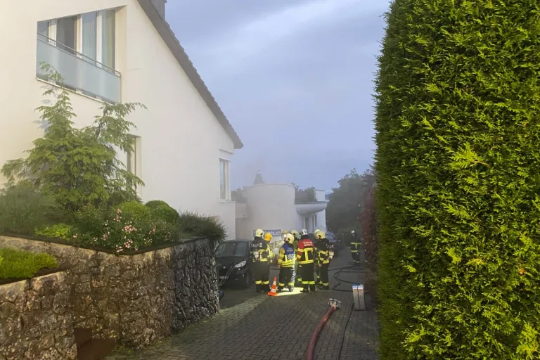 Bellikon AG - Zwei Personen nach Brand in Garage im Spital