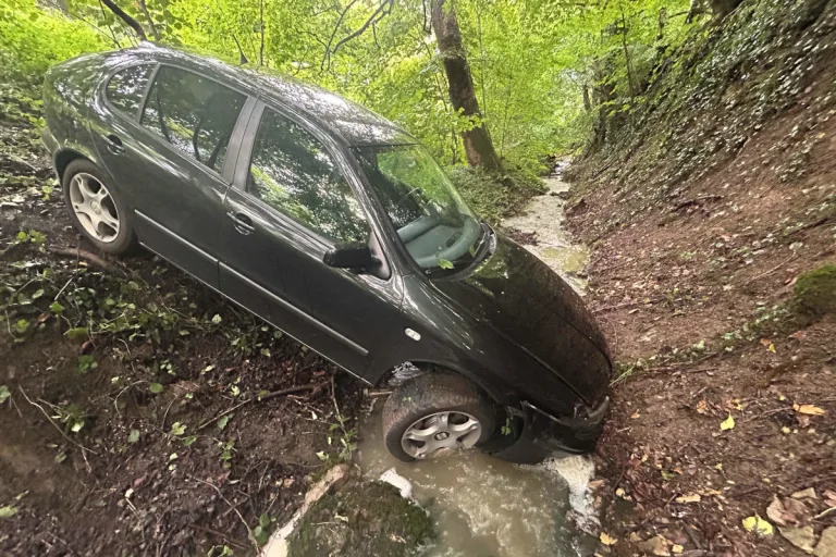 Unfall in Kaisten AG – Mit Auto in Bachbett gelandet