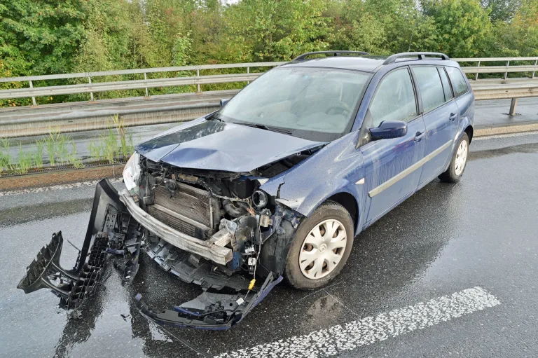 Ebikon LU – Auto kracht auf A14 gegen Leitplanke
