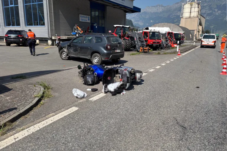Unfall in Flums SG – Töfffahrer überholt abbiegendes Auto