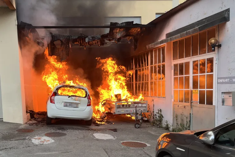 Biel BE – Parkiertes Auto und Anhänger durch Feuer zerstört