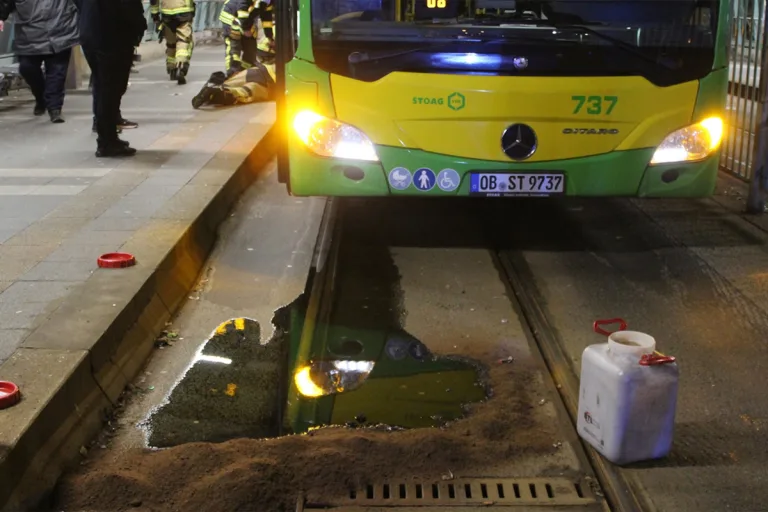 Oberhausen – Unbekannte werfen Bauzaunfuß auf Fahrbahn