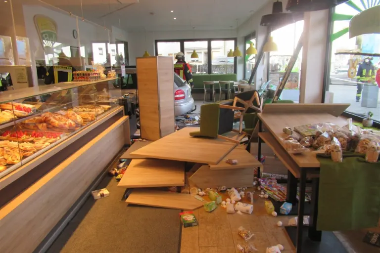 Schmidtheim - Pkw durchbricht Glasfront und landet in Bäckerei!