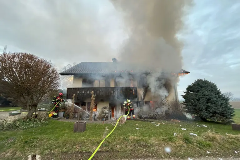 Düdingen FR – Mann bei Brand eines Hauses schwer verletzt