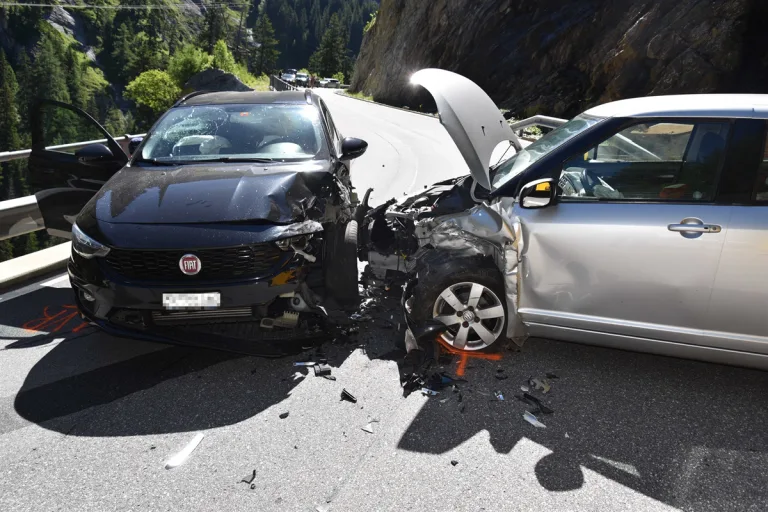Unfall in Ferrera GR – Drei Personen nach Frontalkollision verletzt