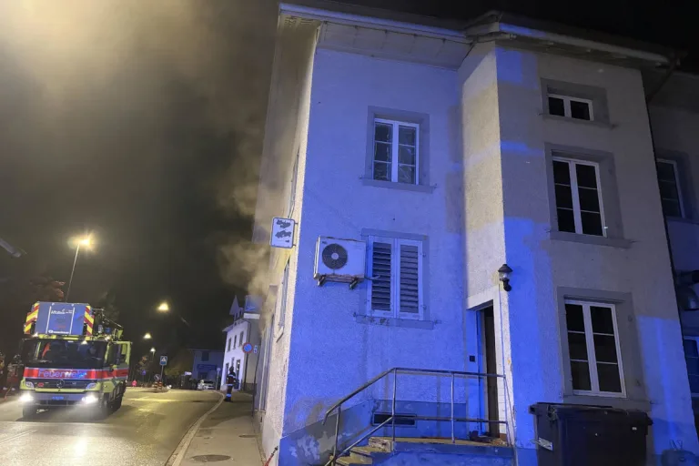 Affoltern am Albis ZH – Brand in Mehrfamilienhaus