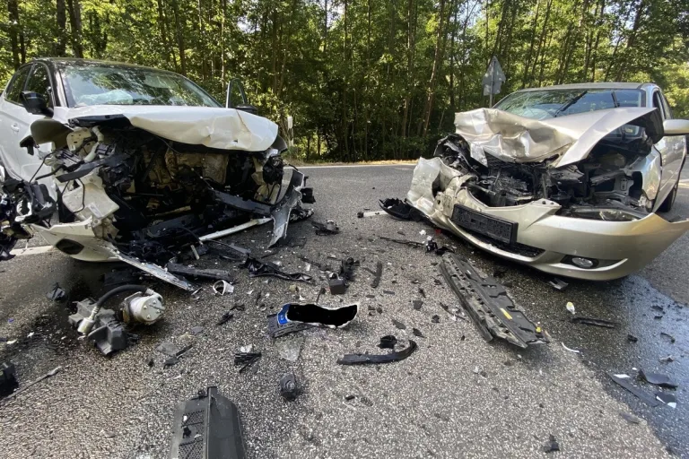 Verkehrsunfall auf der B423 - Zwei Verletzte 