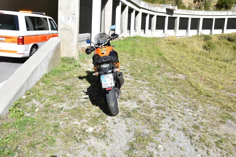 Unfall bei Zernez GR –  Motorrad prallt gegen Lastwagen