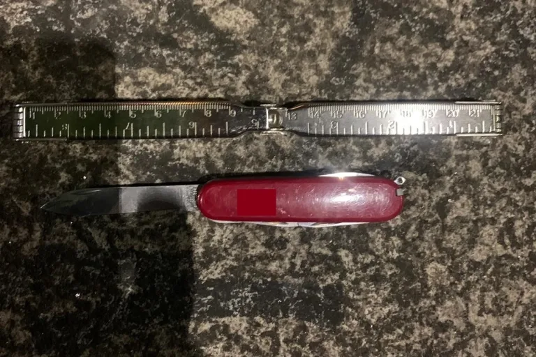 Zwei Männer bedrohen Türsteher mit zerbrochener Glasflasche und Taschenmesser in Wien